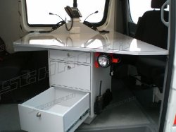 Ausbauvariante 2 mit 4-5 SitzplätzenFahrer- und Beifahrersitz drehbar; 128cm breiter Tisch 2er oder 3er Sitzbank. (13)